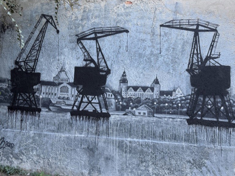 Mural szczecińskich dźwigów stoczniowych (dźwigozaurów) na Wałach Chrobrego — symbol portowej tożsamości Szczecina